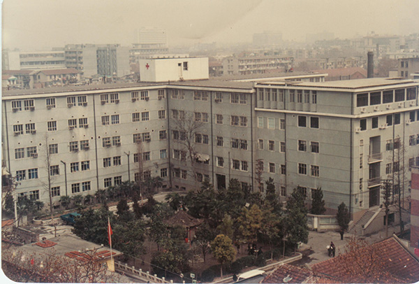3、50年代末武漢市第一醫(yī)院住院部.jpg