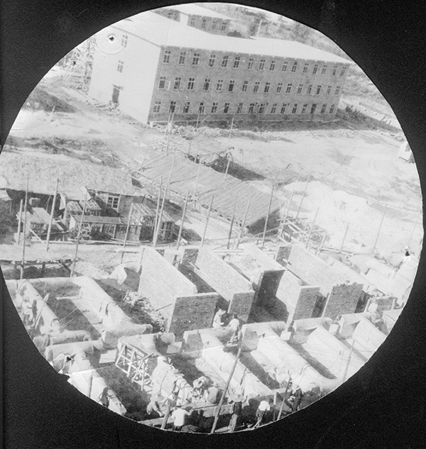 7、1970年醫(yī)務(wù)人員配合基建工人用16天時間完成干打壘病房.jpg