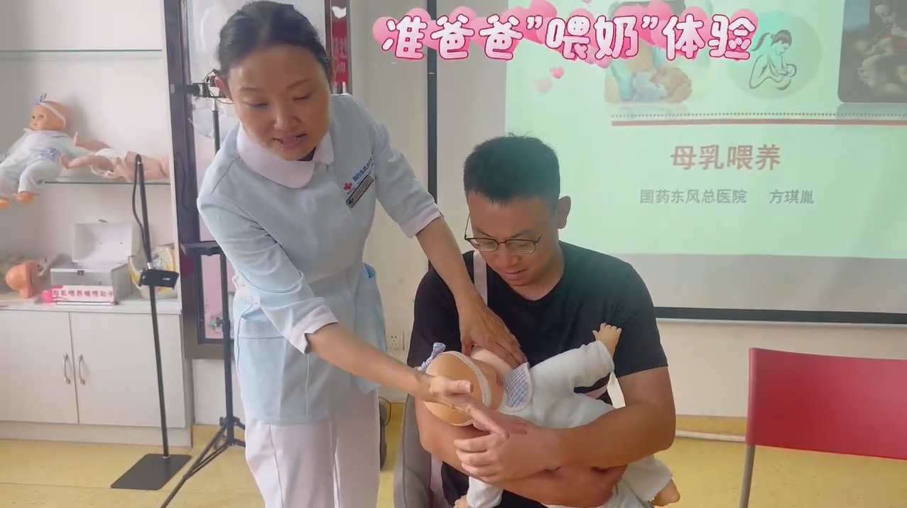 支持母乳喂養(yǎng)，共建生育友好