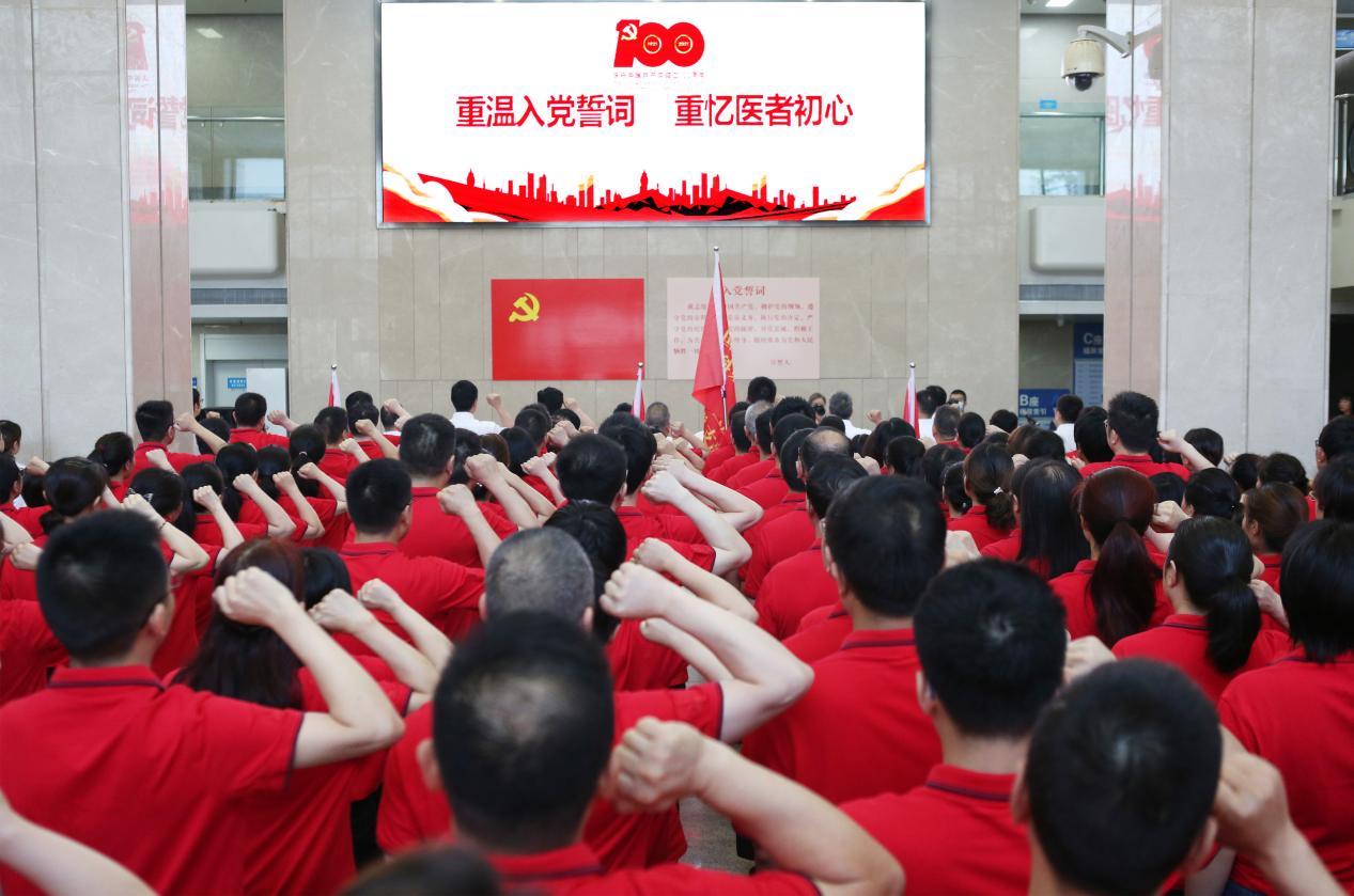7月1日，國(guó)藥東風(fēng)總醫(yī)院全體黨員重溫入黨誓詞。張啟國(guó)攝 (14)